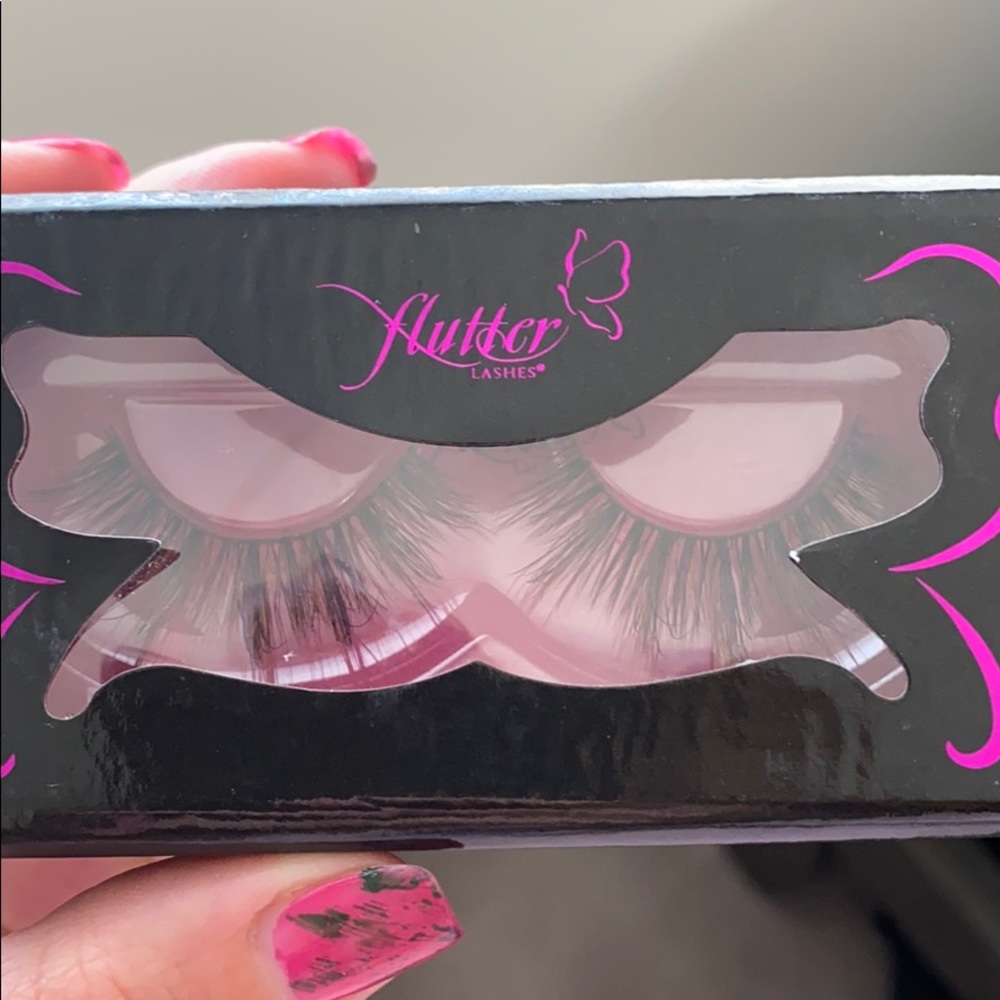 Flutter Lashes - Picture 4 of 4
